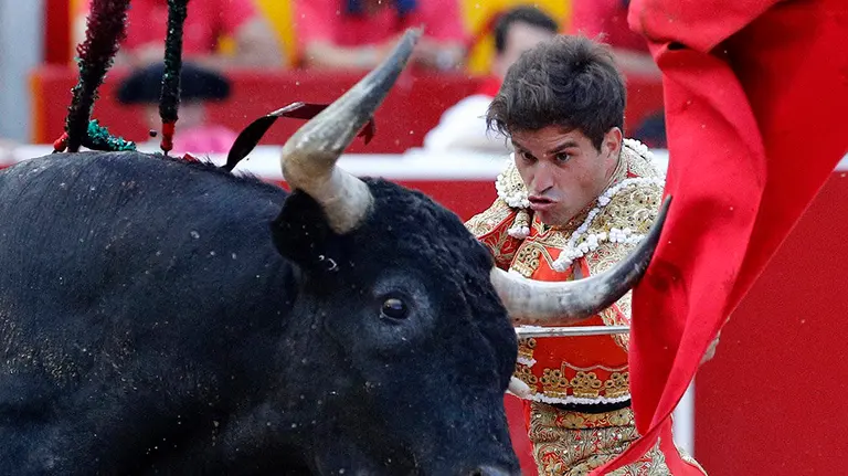 GRAF476. PAMPLONA, 14/07/2018.- El torero Rubén Pinar da un pase con la muleta al segundo de su lote, durante la última corrida de abono de la Feria de Toro de los Sanfermines 2018 celebrada esta tarde en la plaza de toros de Pamplona. EFE/Villar López