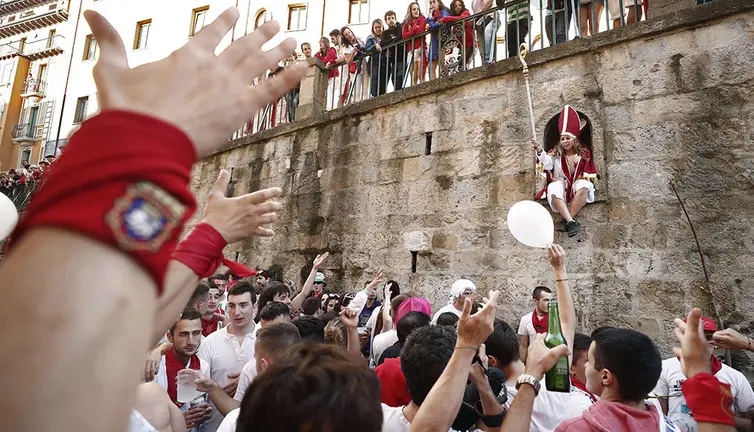 GRAF741. PAMPLONA, 15/07/2018.- Para algunos los Sanfermines terminan oficialmente hoy con la celebración del llamado "Encierro de la Villavesa" en el que se simula todo el ritual del encierro como si se tratara de uno de los habituales durante las fiestas, para ello este año y como novedad, ha sido una mujer la que vestida de San Fermin ha dirigido desde la hornacina de Santo Domingo el inicio del "encierro". EFE/Jesús Diges