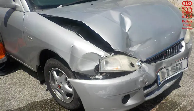 Un vehículo implicado en un accidente POLICÍA FORAL
