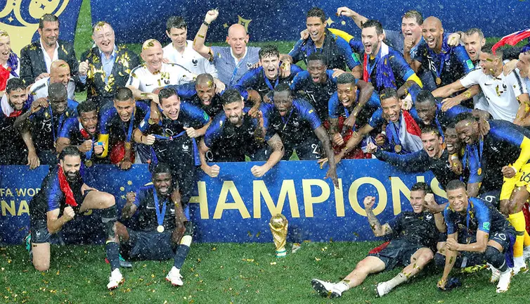 MUN64-482. MOSCÚ (RUSIA), 15/07/2018.- Los jugadores franceses posan con el trofeo de campeones del Mundial de Rusia 2018 tras imponerse a Croacia por 4-2 en la final celebrada en el Estadio Luzhnikí de Moscú, Rusia, hoy 15 de julio de 2018. EFE/Lavandeira jr [ATENCIÓN EDITORES: Sólo Uso editorial. Prohibido su uso en referencia con entidad comercial alguna. Prohibido su uso en alertas, descargas o mensajería multimedia en móviles. Las imágenes deberán aparecer como fotografías congeladas y no podrán emular la acción del juego mediante secuencias o fotomontajes. Ninguna imagen publicada podrá ser alterada, mediante texto o imagen superpuesta, en el caso de que (a) intencionalmente oculte o elimine el logotipo de un patrocinador o (b) añada y/o cubra la identificación comercial de terceras partes que no esté oficialmente asociada con la Copa Mundial de la FIFA.]