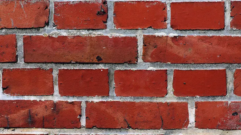 Un muro de ladrillos levantado por un albañil.