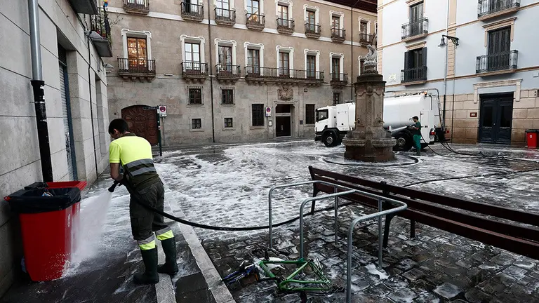 GRAF734. PAMPLONA, 15/07/2018.- Pamplona recupera desde primeras horas de la mañana la normalidad tras los Sanfermines del 2018 que finalizaron ayer con el Pobre de Mi, para ello los servicios municipales de limpieza se afanan por dejar completamente limpias las calles del casco viejo de la ciudad. EFE/Jesús Diges