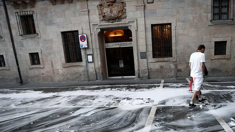 GRAF736. PAMPLONA, 15/07/2018.- Pamplona recupera desde primeras horas de la mañana la normalidad tras los Sanfermines del 2018 que finalizaron ayer con el Pobre de Mi, para ello los servicios municipales de limpieza se afanan por dejar completamente limpias las calles del casco viejo de la ciudad. EFE/Jesús Diges