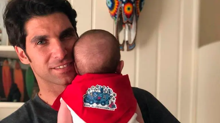 Cayetano Rivera posa con su primer hijo, Cayetano, vestido de mozo de San Fermín tras regresar de su participación en la Feria del Toro de Pamplona INSTAGRAM