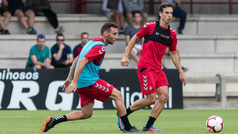 Imanol García e Íñigo Pérez. Entrenamiento de pretemporada de Osasuna en las instalaciones de Tajonar (45). IÑIGO ALZUGARAY