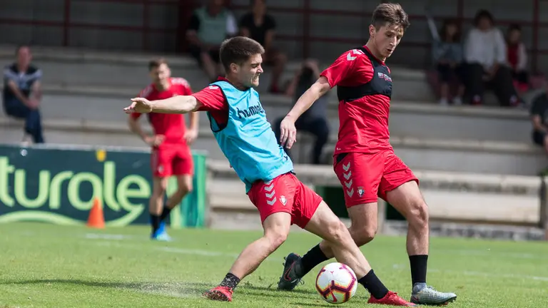 Endika y Olavide. Entrenamiento de pretemporada de Osasuna en las instalaciones de Tajonar (60). IÑIGO ALZUGARAY