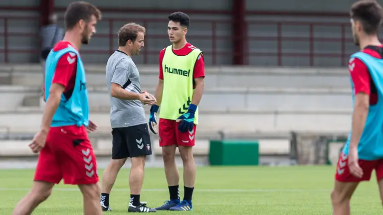 Arrasate e Iván Martínez. Entrenamiento de pretemporada de Osasuna en las instalaciones de Tajonar (65). IÑIGO ALZUGARAY