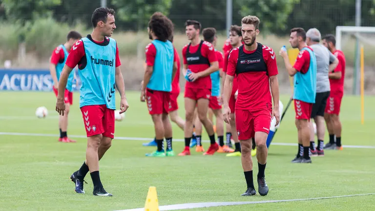 Unai García y Torres. Entrenamiento de pretemporada de Osasuna en las instalaciones de Tajonar (66). IÑIGO ALZUGARAY