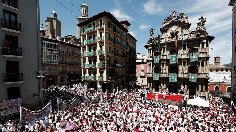 Cientos de personas se han sumado a la convocatoria de colectivo Sanfermines 78 Gogoan para rendir un homenaje a todas las personas que resultaron afectadas en los sucesos de los Sanfermines de 1978, en especial al fallecido Germán Rodríguez y a quienes resultaron heridos. EFE/Jesús Diges