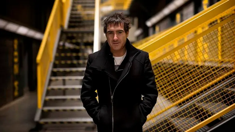 El productor y guionista pamplonés Álex Pina en el plató de Vis a vis, la primera serie que produjo en su compañía Vancouver Media IMAGEN CEDIDA