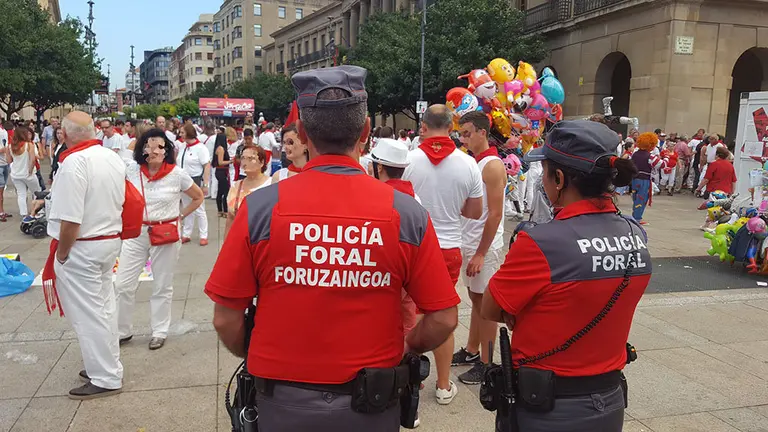 Agentes de la Polic&iacute;a Foral patrullan durante San Ferm&iacute;n en la Plaza del Castillo de Pamplona. ARCHIVO