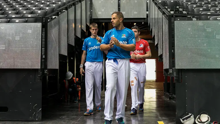Presentación del frontón del Navarra Arena, con presencia de pelotaris de Asegarce y Aspe (01). IÑIGO ALZUGARAY