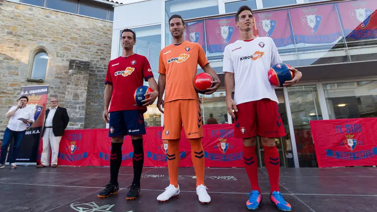 Osasuna presenta sus nuevas equipaciones y el autobús oficial para la Temporada 2018-19 en la Plaza Mutiloa de Mutilva (21). IÑIGO ALZUGARAY