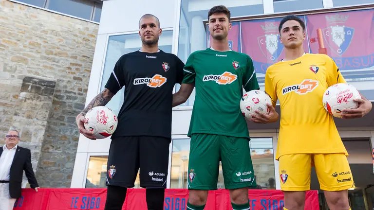 Osasuna presenta sus nuevas equipaciones y el autobús oficial para la Temporada 2018-19 en la Plaza Mutiloa de Mutilva (36). IÑIGO ALZUGARAY