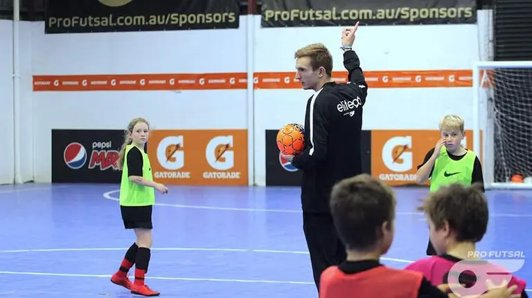 El jugador del Aspil Vidal Sergio González imparte un campus de fútbol sala en Australia CEDIDA