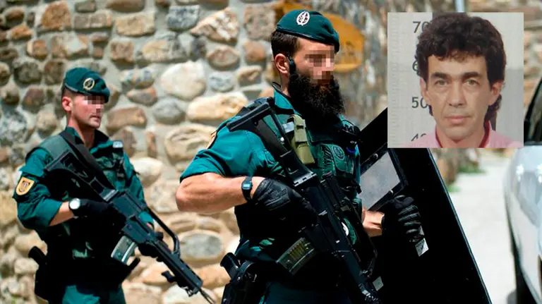 Imagen de los agentes de la Guardia Civil desplegados en Turieno para detener al fugitivo que se había atrincherado en su casa y había protagonizado un tiroteo con los guardias EFE