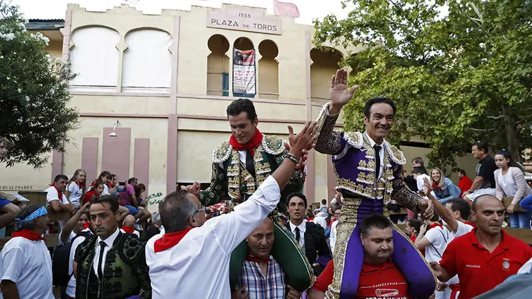 GRA391. TUDELA (NAVARRA), 25/07/2017.- Los diestros Daniel Luque (i) y El Cid salen a hombros de la plaza de Toros de Tudela tras la primera de abono de la Feria Taurina de Santa Ana. EFE/Villar López