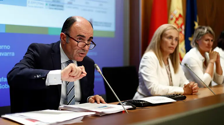 El vicepresidente de Desarrollo Económico del Gobierno de Navarra, Manu Ayerdi, durante la conferencia de prensa que ha ofrecido hoy en Pamplona en donde ha hecho un balance de los tres primeros años de legislatura, y también ha asegurado que la decisión que adoptó de pedir a Sodena que concediera un préstamo a la empresa Davalor, que ha entrado en concurso de acreedores, sí fue &#34;personal&#34;, pero no &#34;caprichosa&#34;. EFE/Villar López