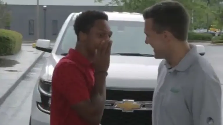 Momento en el que Luke Martin enseña a Walter Carr el coche nuevo por su dedicación