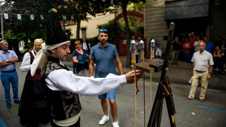 Lanzamiento del cohete en el Lar Gallego que dan comienzo a cinco dias de fiesta. MIGUEL OSÉS_1