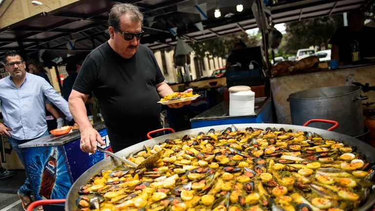 Lanzamiento del cohete en el Lar Gallego que dan comienzo a cinco dias de fiesta. MIGUEL OSÉS_12