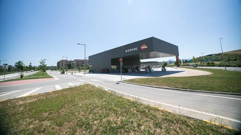 Nueva estación de servicio Repsol La Milagrosa, situada entre la Avenida de Navarra, la Avenida Zaragoza y la calle del Sadar de Pamplona (06). IÑIGO ALZUGARAY