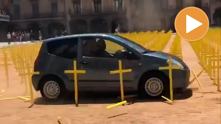 Un coche arremete contra las cruces amarillas independentistas en Vic
