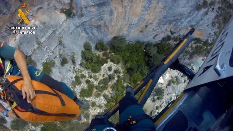 Los agentes de la Guardia Civil llevan a cabo labores de resacate durante el fin de semana en el Pirineo GUARDIA CIVIL
