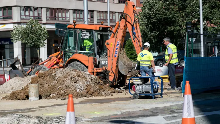 Obras en Pio XII en el cruce con la calle La Rioja (08). IÑIGO ALZUGARAY