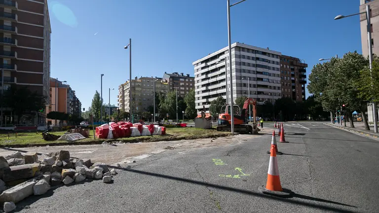Obras en Pio XII en el cruce con la calle La Rioja. IÑIGO ALZUGARAY
