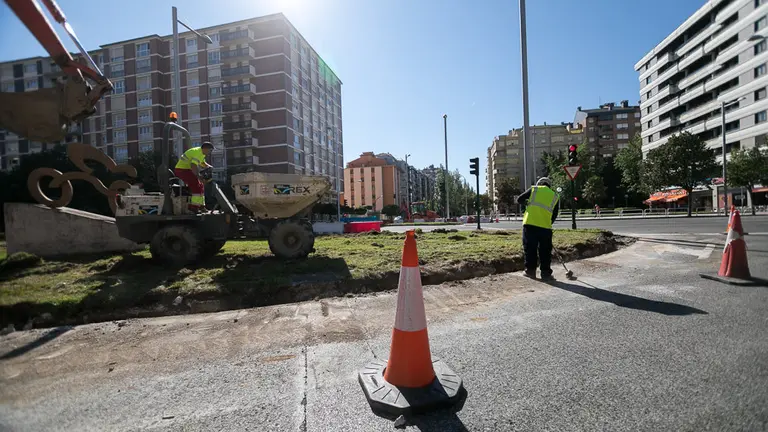 Obras en Pio XII en el cruce con la calle La Rioja (14). IÑIGO ALZUGARAY