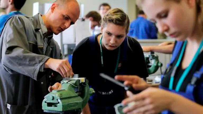 Una alumna de Formación Profesional recibe instrucciones de un profesor durante una clase práctica en un centro de formación. ARCHIVO