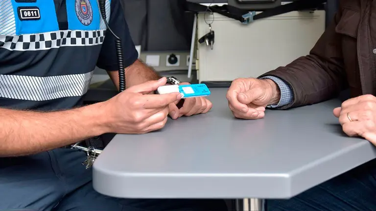La Policía Municipal le realiza una prueba de drogas a un conductor. POLICÍA MUNICIPAL DE PAMPLONA
