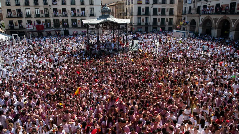 Cohete desde la Plaza de los Fueros de Tudela que da comienzo a las fiestas de Santa Ana. MIGUEL OSÉS_15