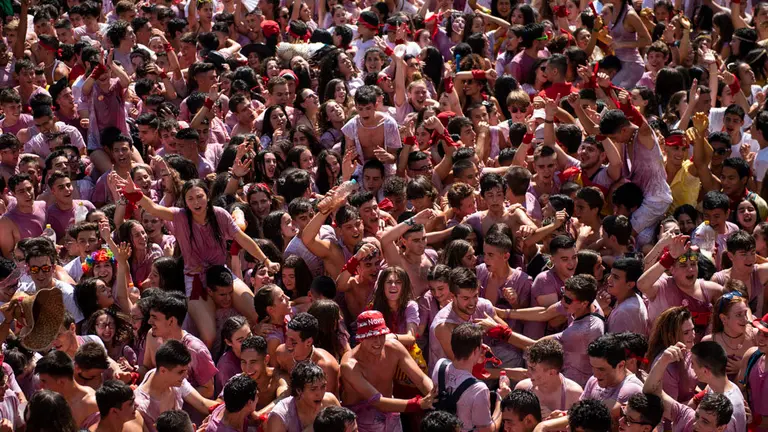 Cohete desde la Plaza de los Fueros de Tudela que da comienzo a las fiestas de Santa Ana. MIGUEL OSÉS_17