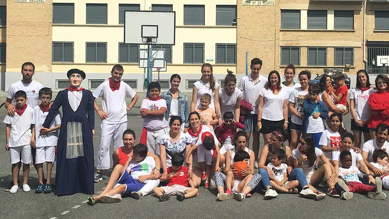 Profesionales, voluntarios y niños en la Escuela. ANA