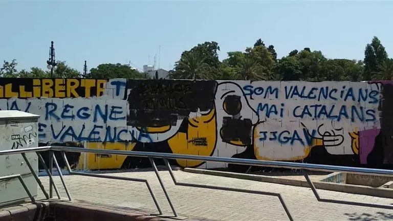 Pintadas sobre el mural de Elías Taño