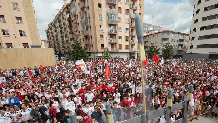 Lanzamiento del Chupinazo de Burlada que dio inicio a las fiestas de 2017