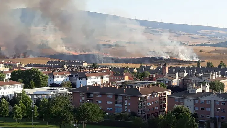 Imagen del incendio forestal desatado en un campo de cereal situado a escasos 100 metros del casco urbano de Zizir Mayor. TWITTER