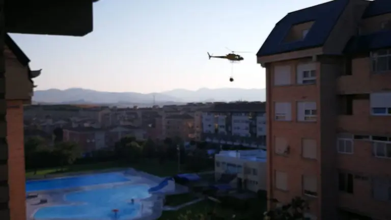 Un helicóptero recoge agua de las piscinas de Zizur. FOTO HARITZ PASCUAL