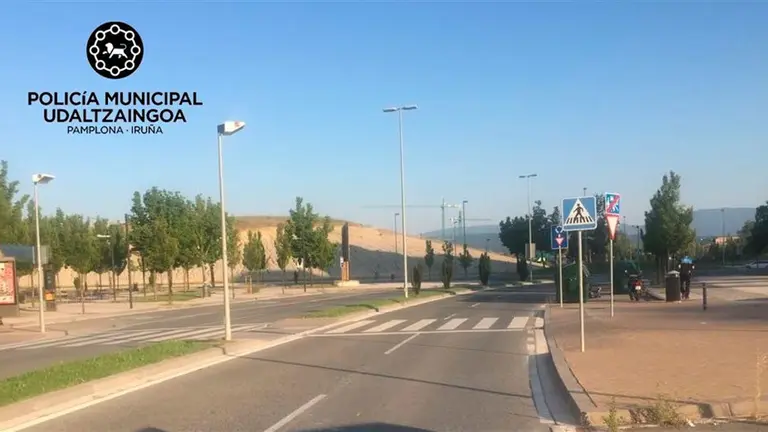 La Policía Municipal acude a un accidente en la avenida Juan Pablo II de Pamplona. POLICÍA MUNCIPAL DE PAMPLONA