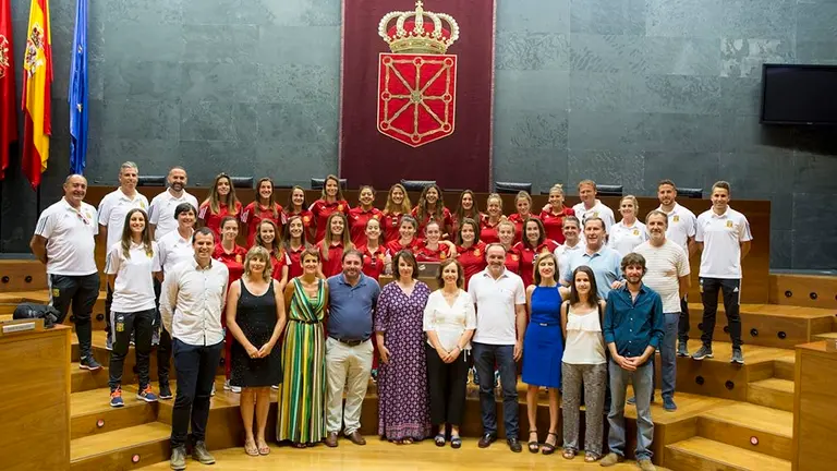 Foto de familia en el Salón de Plenos, tras la recepción institucional