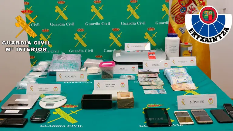 La droga y algunos objetos incautados en la operación Albillo de la Guardia Civil y la Ertzaintza. GUARDIA CIVIL