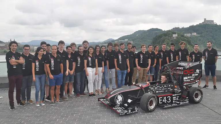 Los alumnos de Tecnun exponen su nuevo monoplaza en el exterior del Aquarium de San Sebastián. UNAV