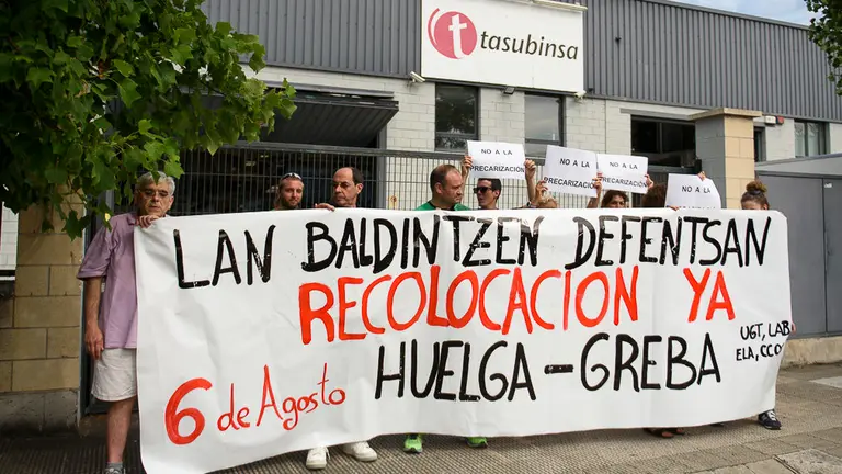 El comité de empresa de Tasubinsa convoca una concentración coincidiendo con la visita de representantes de Ilunion, compradora de la lavandería. PABLO LASAOSA 01