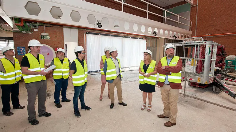 Autoridades durante la visita a la obra del centro de empleo y formaci&oacute;n Iturrondo que abrir&aacute; sus puertas en noviembre con un servicio centralizado tras el cierre de varias oficinas de empleo GOBIERNO DE NAVARRA