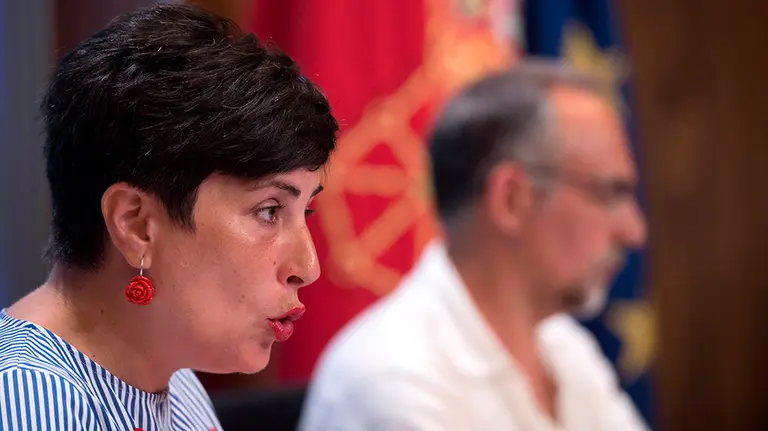 GRAF8029. PAMPLONA (ESPA&Ntilde;A), 27/07/2018.- La consejera Mar&iacute;a Solana (i) y Roberto P&eacute;rez (d) director general de educaci&oacute;n durante el balance de acci&oacute;n del tercer a&ntilde;o de legislatura en su departamento en donde ha afirmado hoy que el departamento de Educaci&oacute;n ha cumplido en los tres a&ntilde;os transcurridos de legislatura el 87,9% del acuerdo program&aacute;tico suscrito por el cuatripartito que sustenta al Gobierno. EFE/I&ntilde;aki Porto