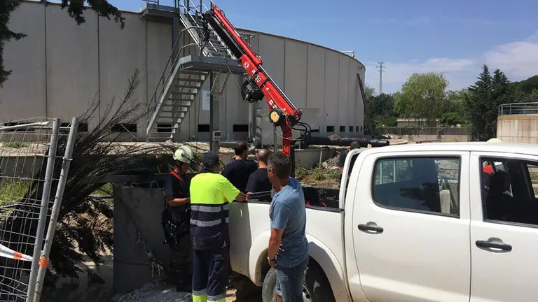 Labores de rescate llevadas a cabo por los bomberos en la depuradora de Corella