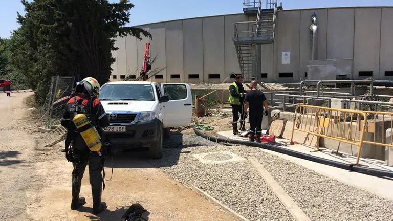 Los bomberos del parque de Tudela trabajando en el rescate de los cuerpos en la depuradora de Corella