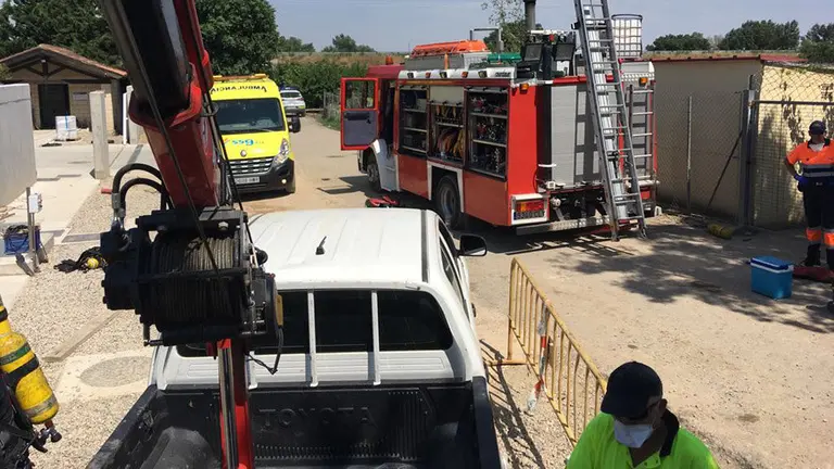 Los bomberos se afanan en recuperar los cuerpos de los trabajadores fallecidos en la depuradora de Corella